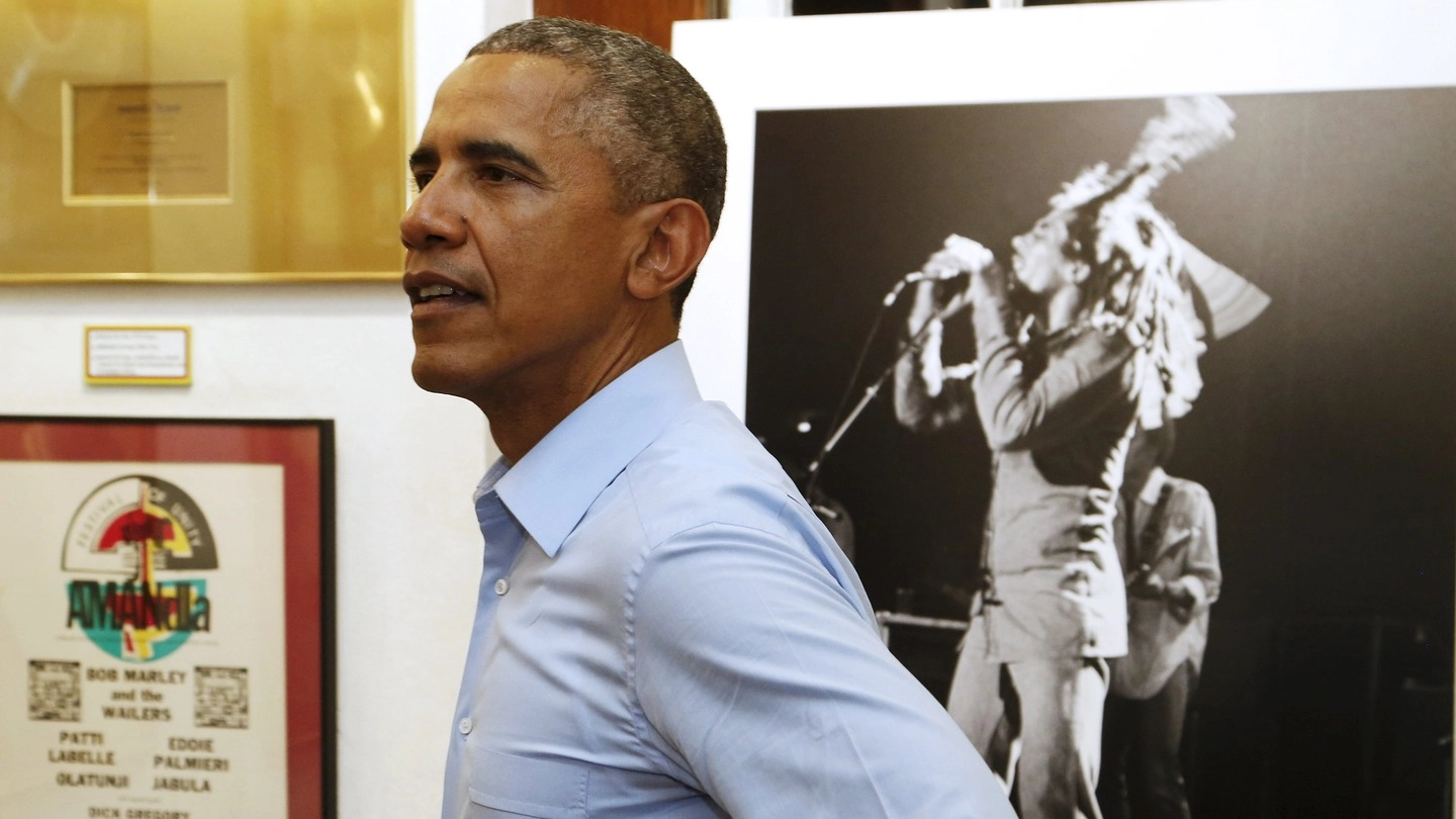 Barack Obama visita il museo di Bob Marley a Kingston (Reuters)