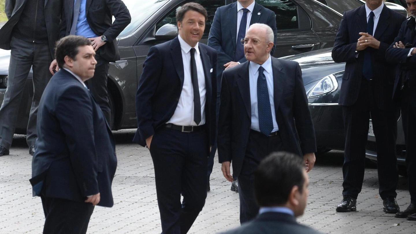 Il presidente del Consiglio Matteo Renzi con Vincenzo De Luca (Ansa)