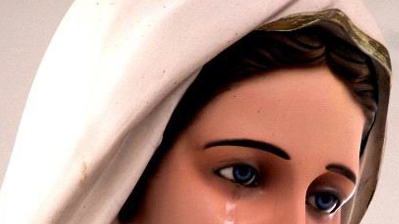 Una statua della Madonna con lacrime di sangue