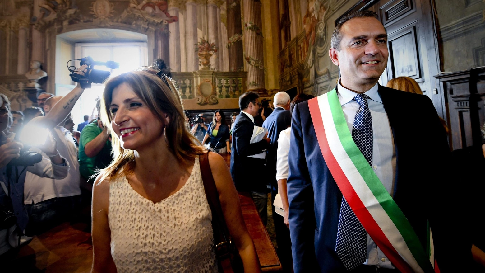 Il sindaco di Napoli de Magistris con la moglie