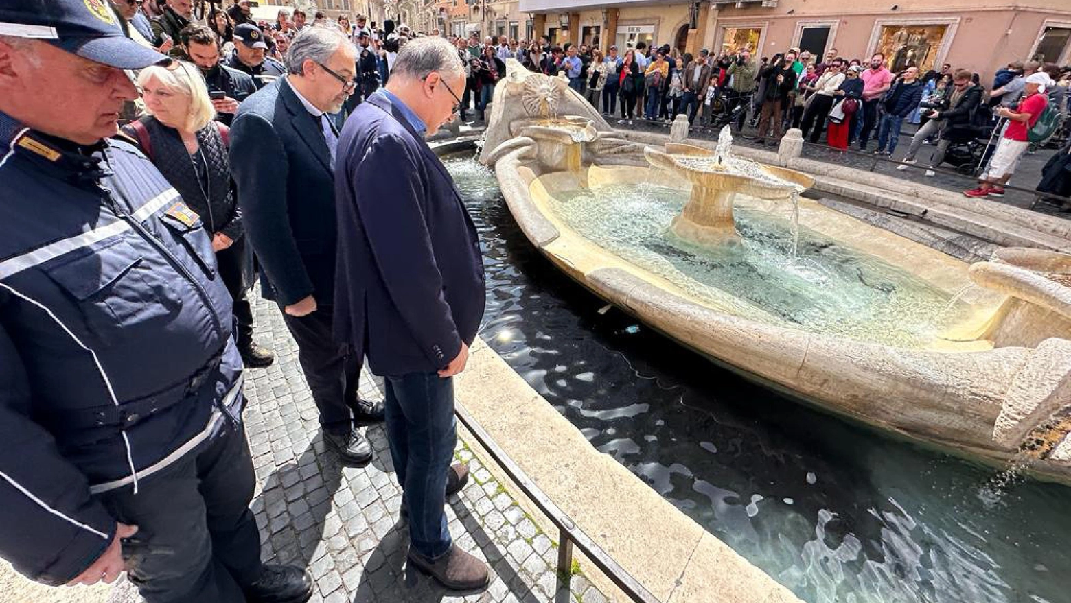 Blitz di Ultima Generazione a Roma, il sindaco Gualtieri alla Fontana della Barcaccia in Piazza di Spagna