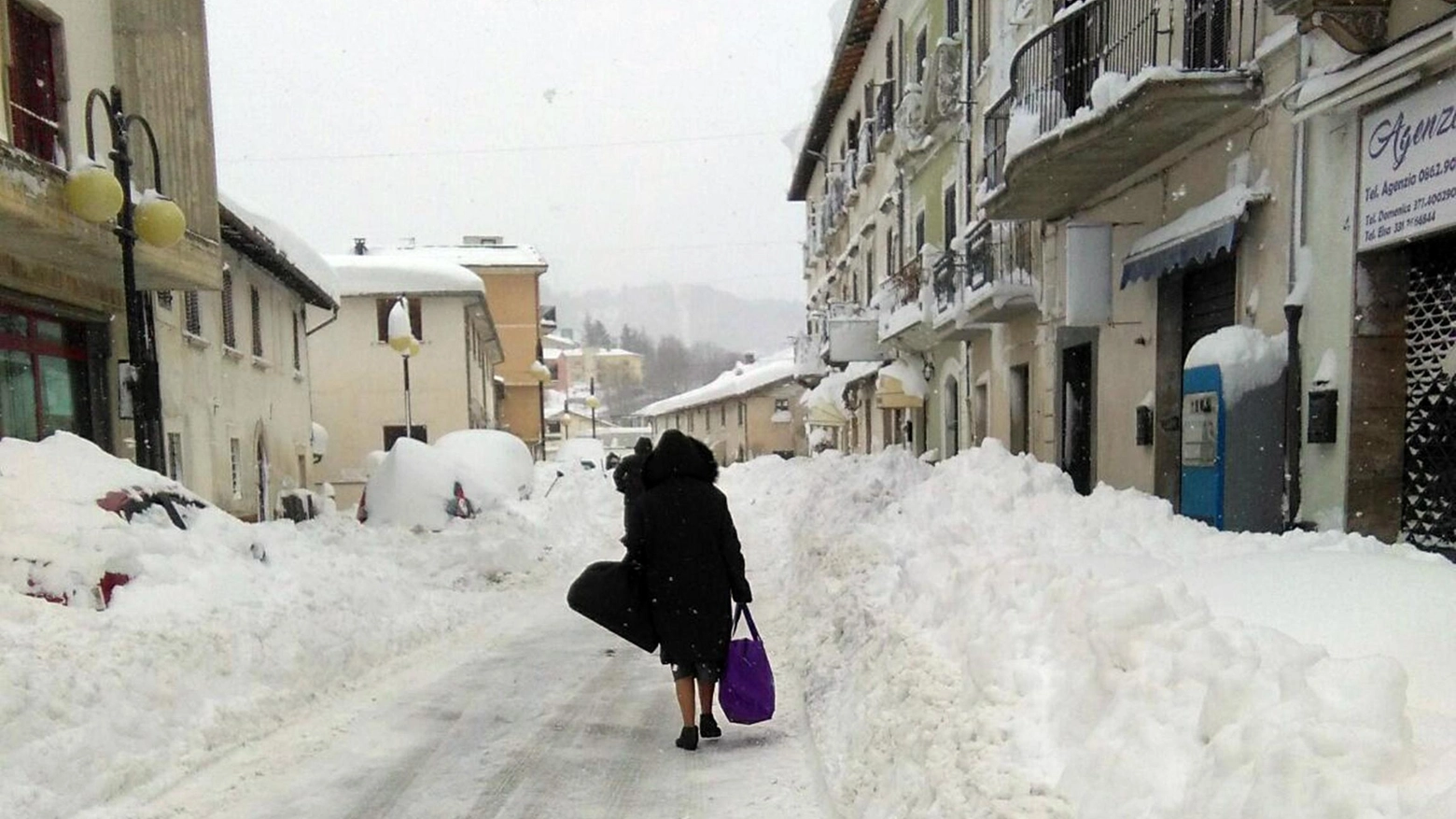 Terremoto, persone in mezzo alla neve a Montereale (Ansa)