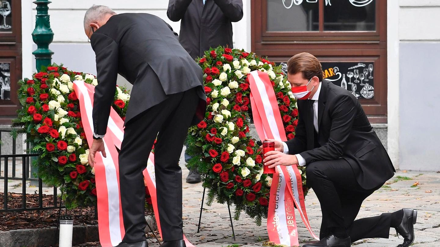 Vienna, il presidente van der Bellen e il cancelliere Kurz sul luogo dell'attentato (Ansa)