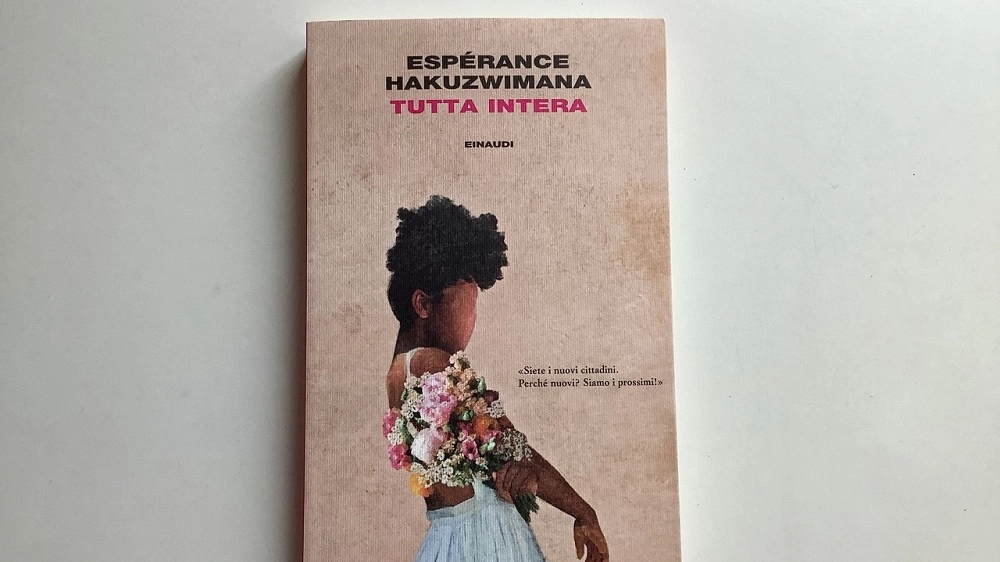 La copertina di 'Tutta intera', dal profilo Twitter ufficiale di Einaudi