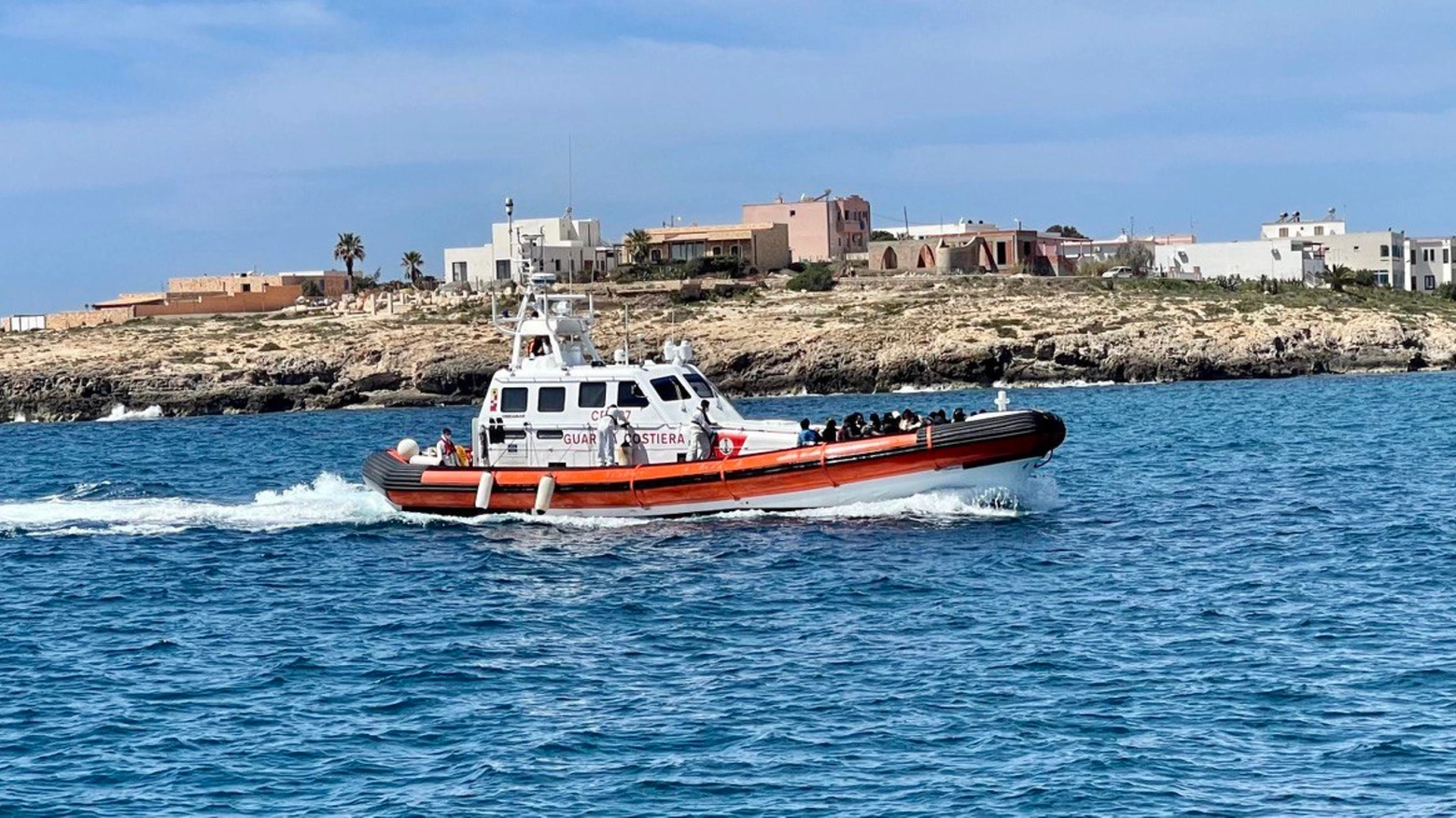 Migranti soccorsi e portati a Lampedusa (Ansa)