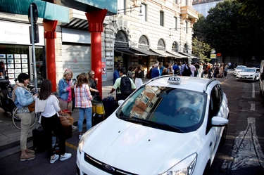 Taxi introvabili, l’Italia simbolo internazionale di “un’economia stagnante”