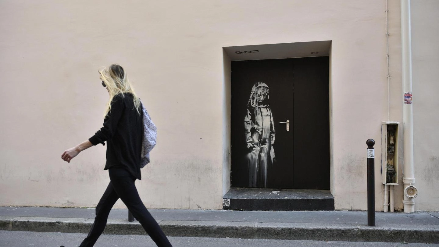 L'opera attribuita a Banksy sulla porta del Bataclan (Ansa)