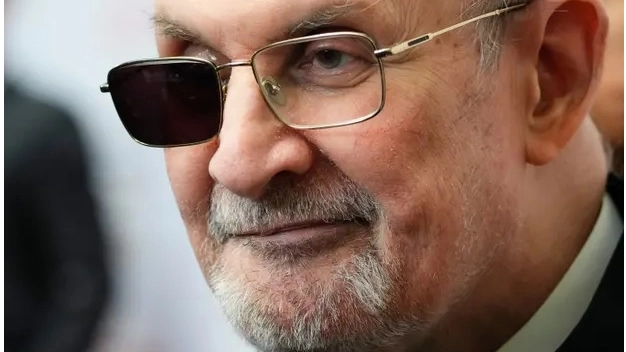 Rushdie: “Scriverò un libro sull’attentato contro di me”