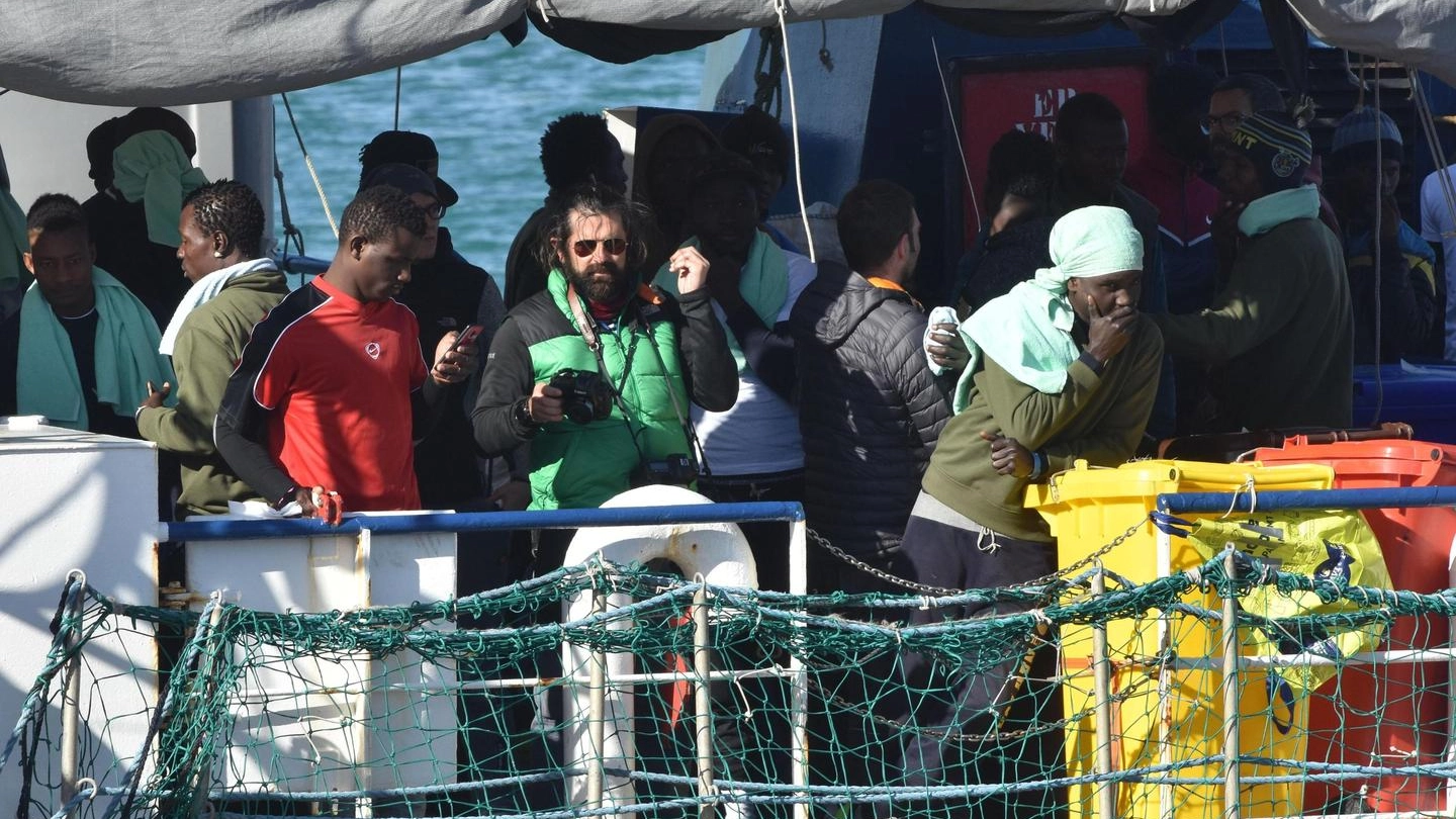 Sea Watch 3, i migranti e l'equipaggio pronti a sbarcare a Catania (Ansa)