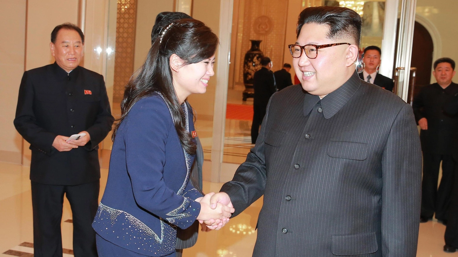 Kim Jong Un con Hyon Song wol, leader della Moranbong band inviata a Seul (Ansa)