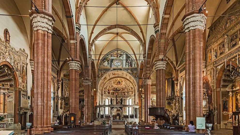 L'interno del Duomo di Verona (Wikipedia)