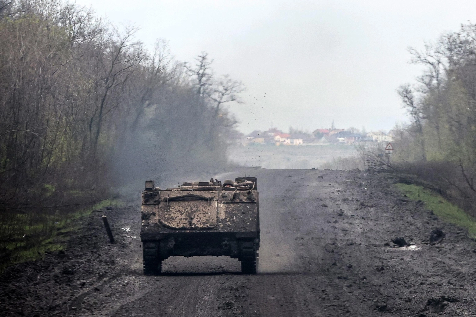 Un mezzo da combattimento ucraino vicino a Bakhmut (Ansa)