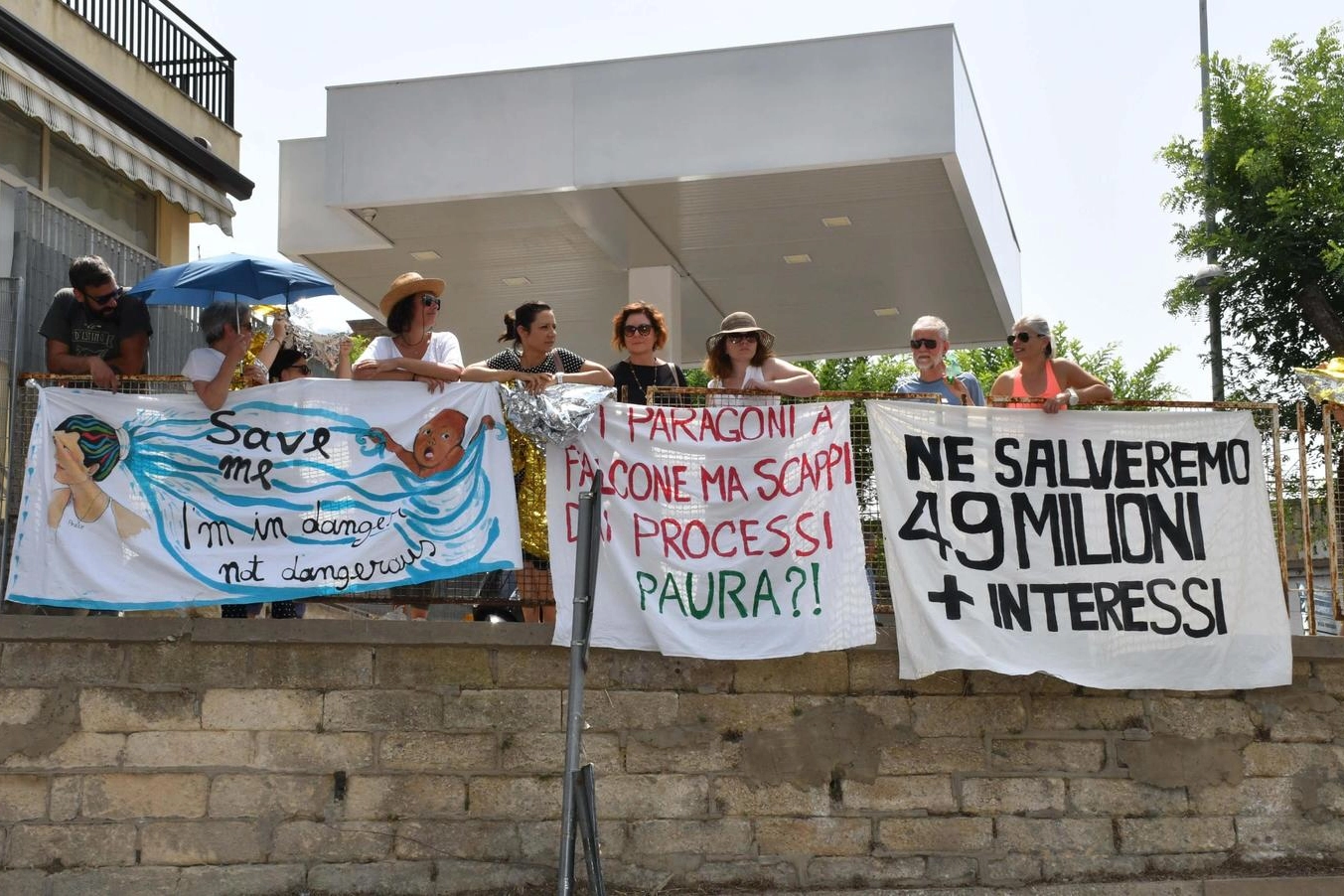 Caltagirone, manifestanti contro il ministro Salvini (Ansa)
