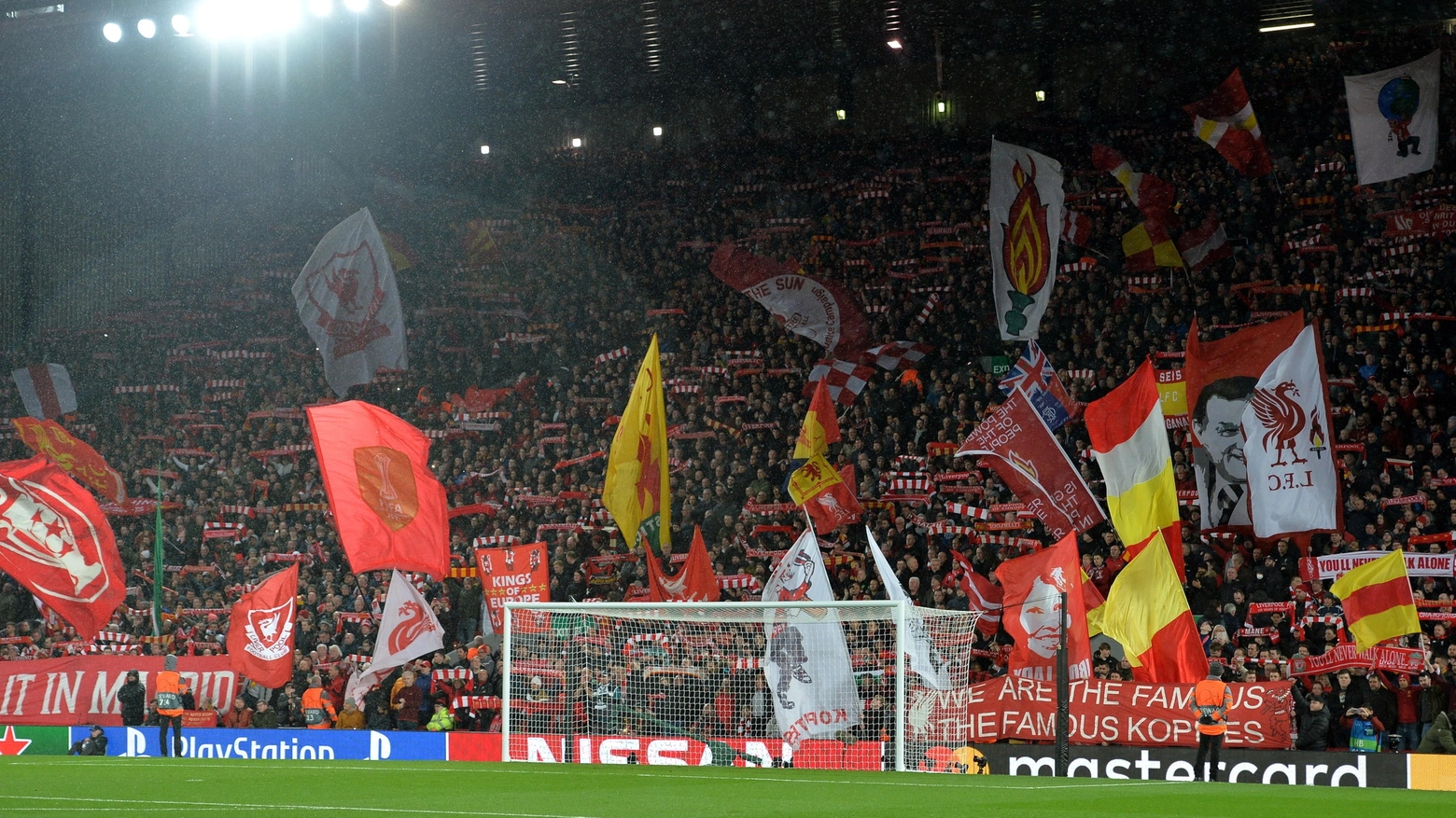 La Kop, la celebre curva dei supporters del Liverpool (Ansa)