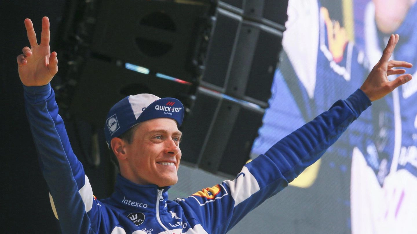 Niki Terpstra festeggia la vittoria del Giro delle Fiandre 2018 (Ansa)