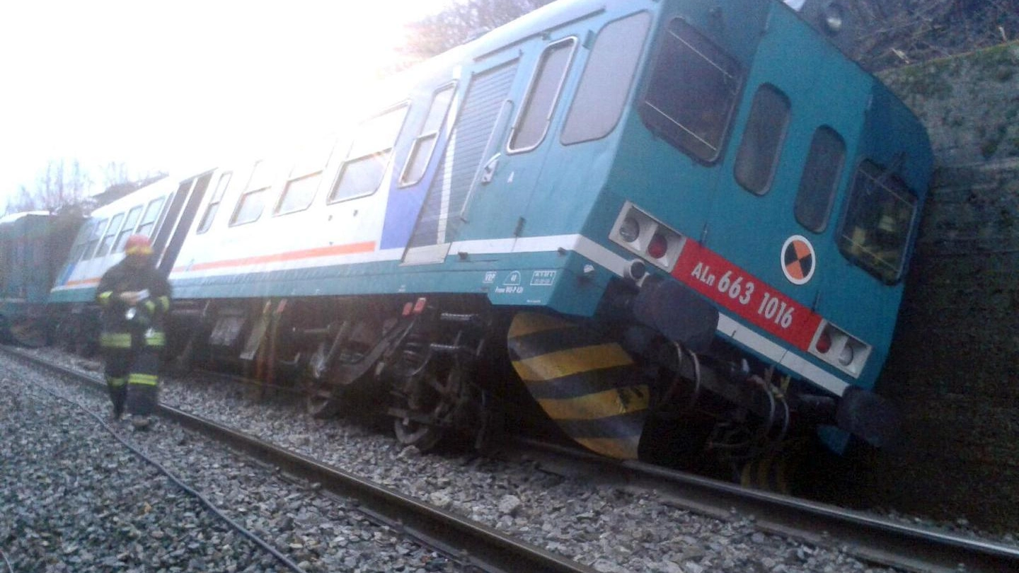 Biella, il treno deragliato a causa del maltempo (Ansa)