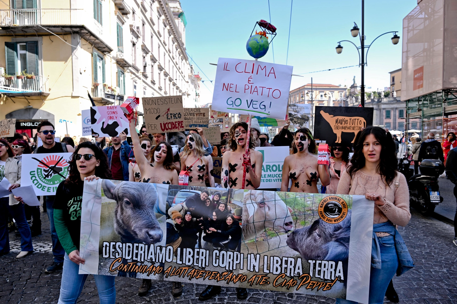 Attivisti di Animal Save partecipano al corteo a Napoli  per chiedere la salvaguardia degli animali e per una dieta vegetale. 21  aprile 2023
ANSA / CIRO FUSCO