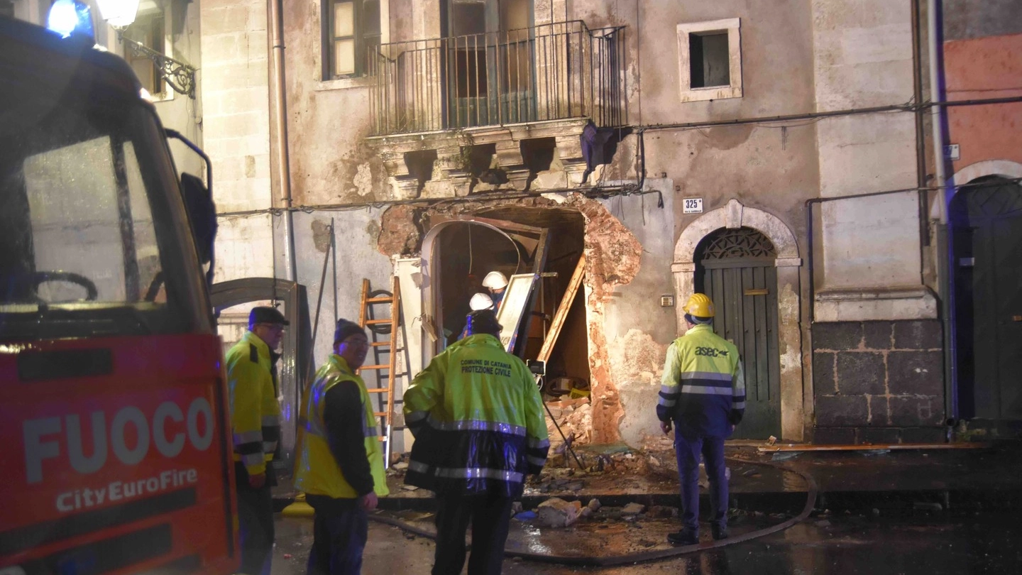 Forte esplosione a Catania, tre morti (Lapresse)
