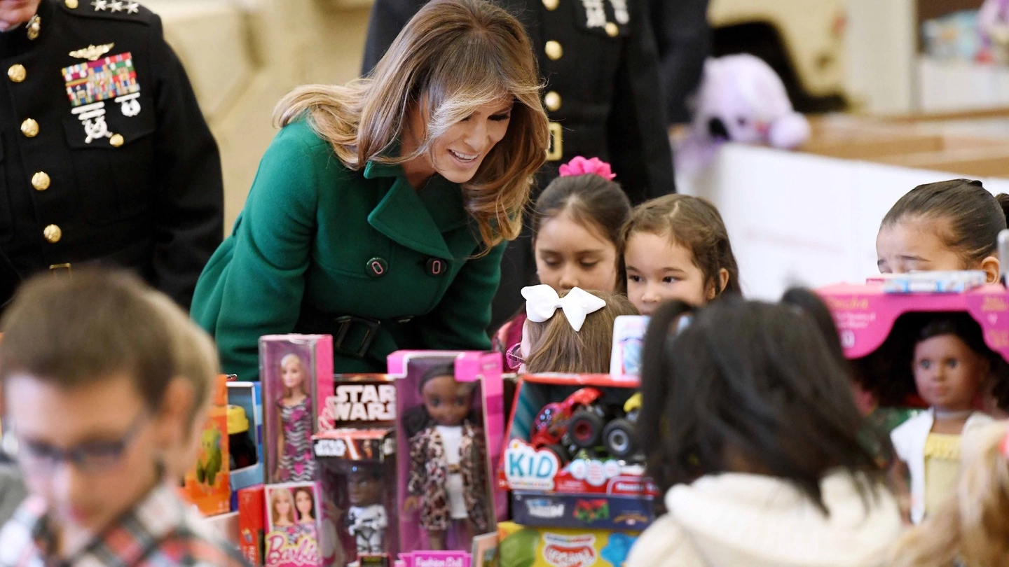 Melania Trump in versione pre-natalizia: dona giocattoli ai figli dei marines (Lapresse)