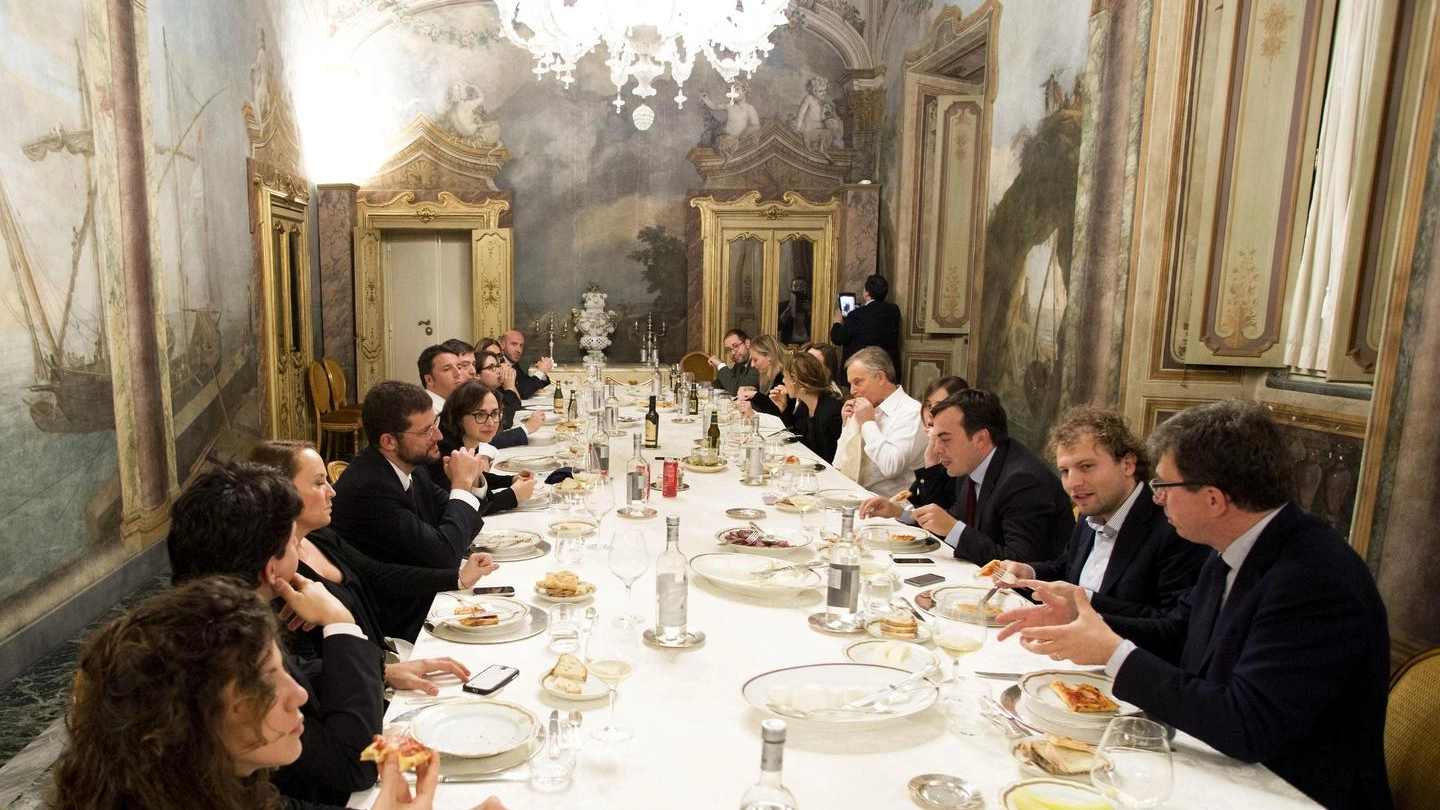 La cena a base di pizza offerta da Renzi a Blair e a un gruppo di ministri (Ansa)