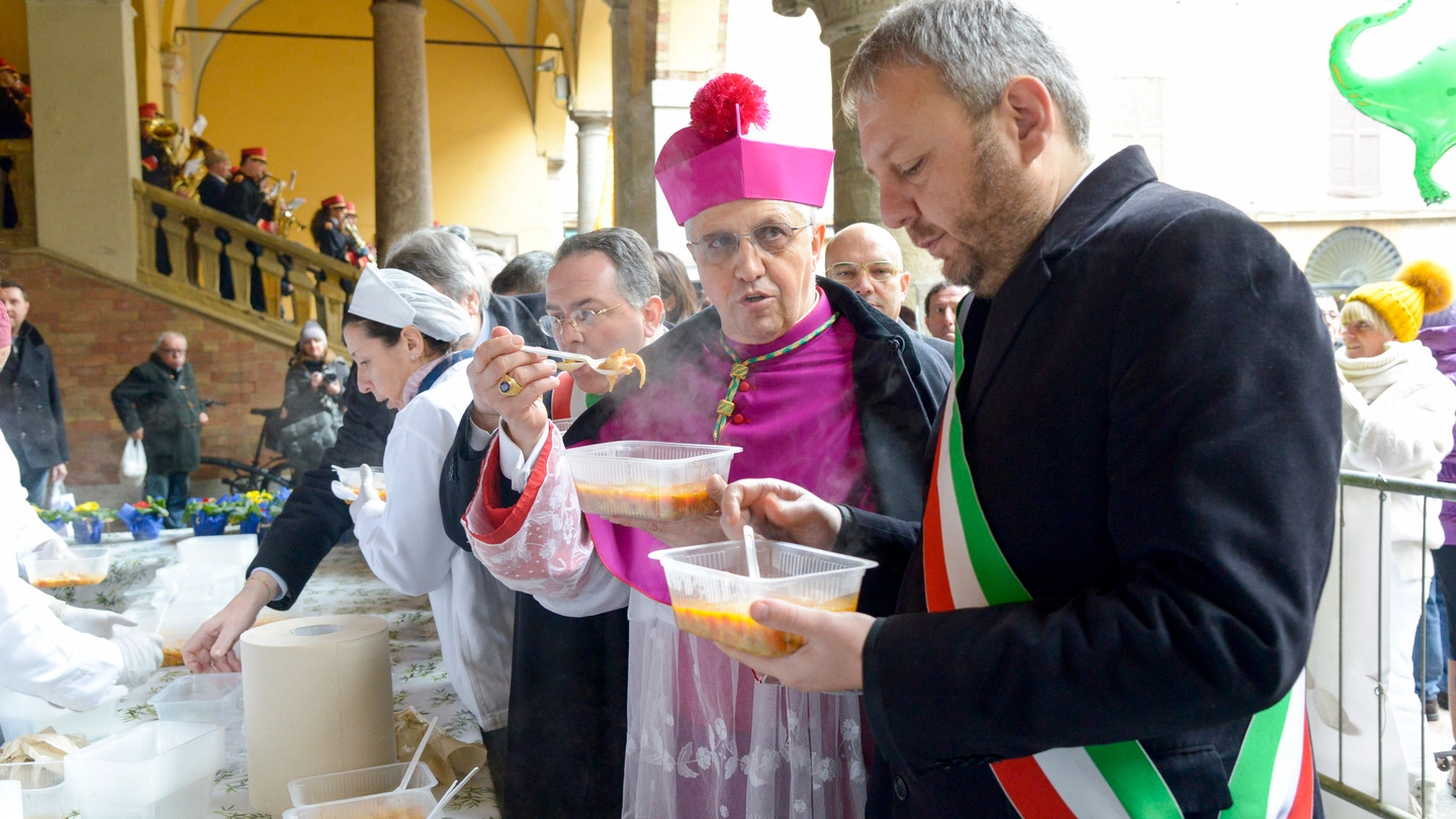 TRADIZIONE Da sinistra, il vescovo Maurizio Malvestiti e il sindaco Simone Uggetti assaggiano la trippa offerta dalla Pro loco (Cavalleri)