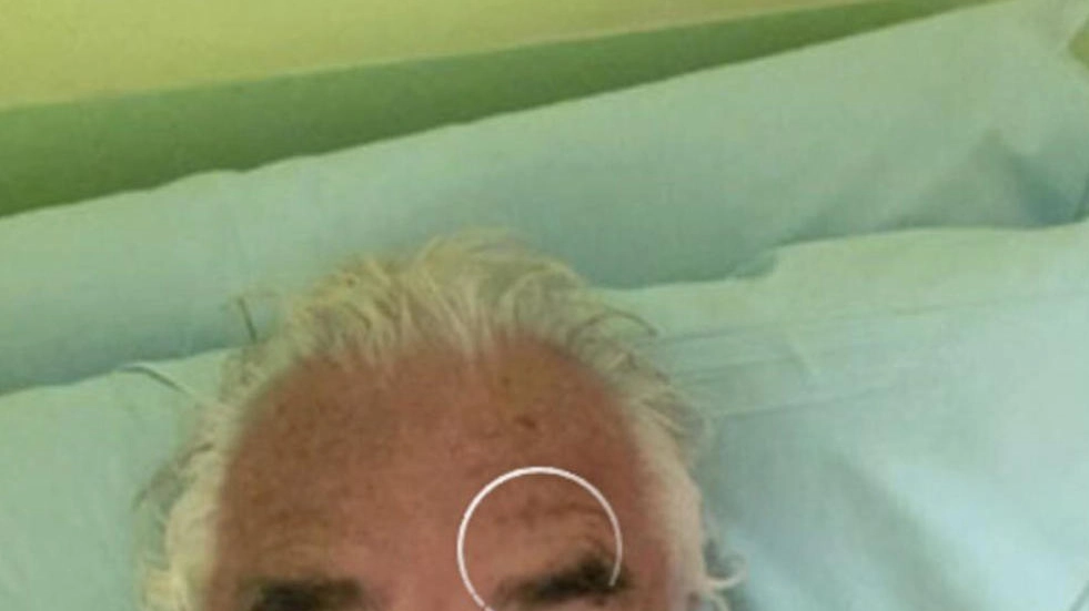 Selfie di Flavio Briatore dal San Raffaele, poi rimosso (Ansa/tweet selvaggia lucarelli)