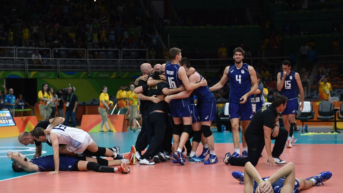 L'Italia della pallavolo festeggia a Rio dopo la vittoria in semifinale contro gli Usa