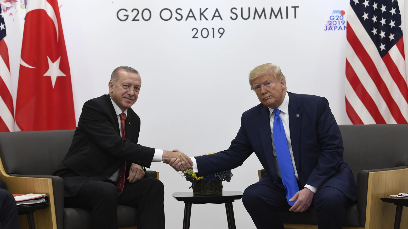 Erdogan e Trump si strigono le mani (Ansa)