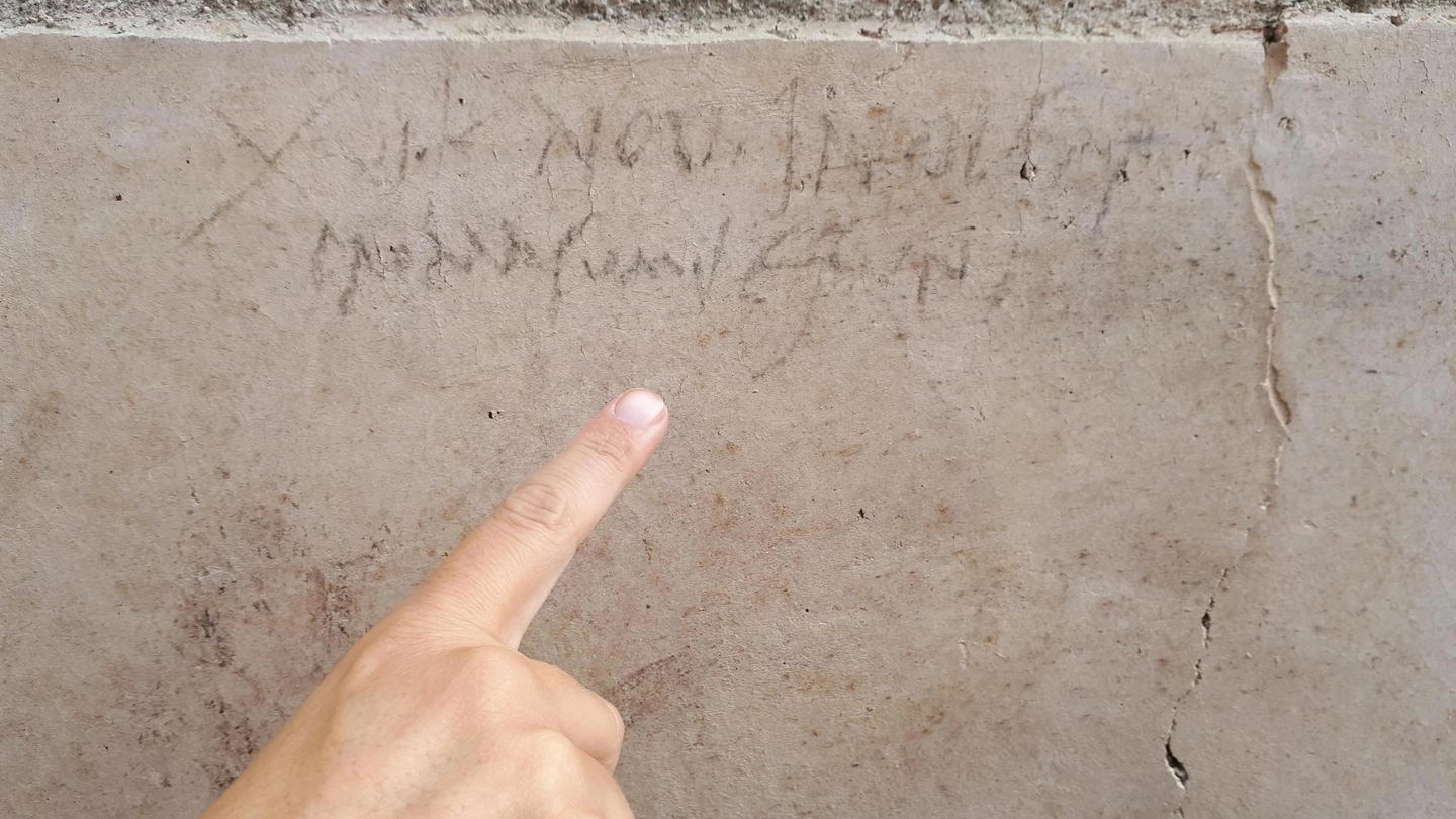 L'iscrizione con la nuova data dell'eruzione del Vesuvio (Ansa)