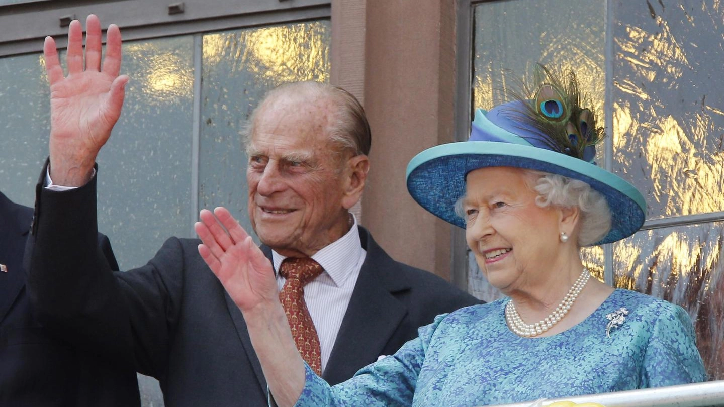 La regina Elisabetta II con il principe Filippo (Ansa)