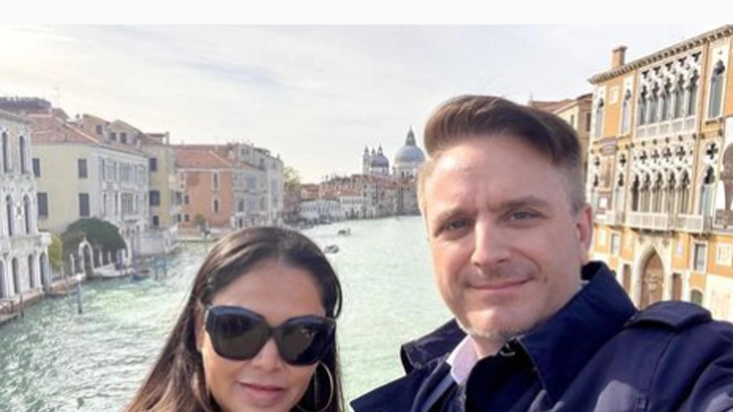 Raphael Tunesi con la moglie Elizabeth in una foto a Venezia (Ansa/Instagram)