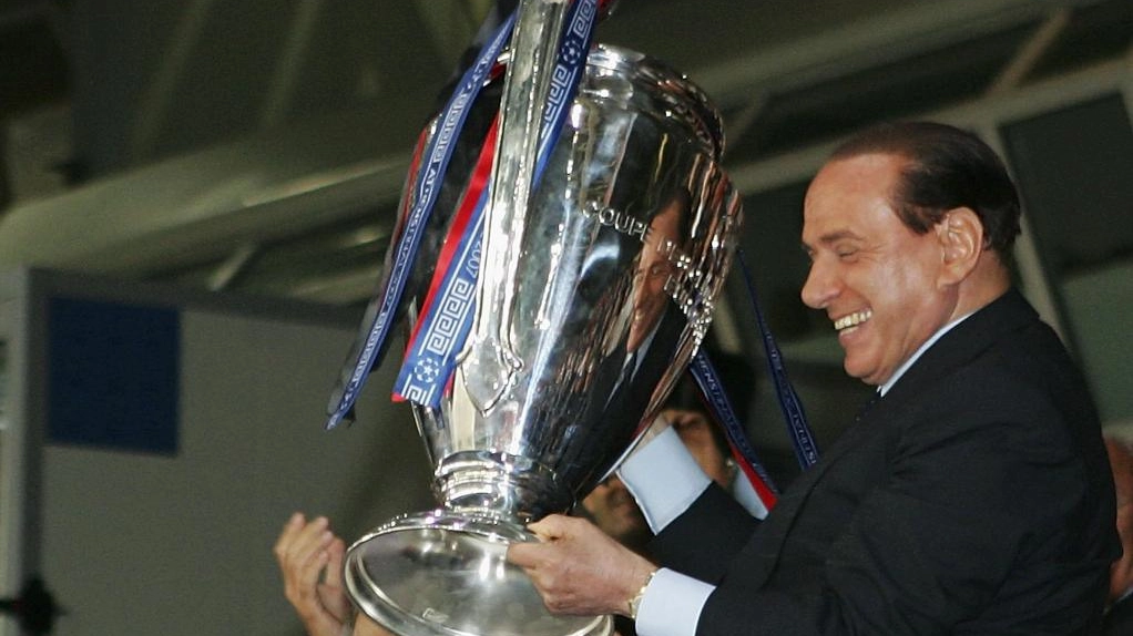 Berlusconi alza la Champions League (LaPresse)