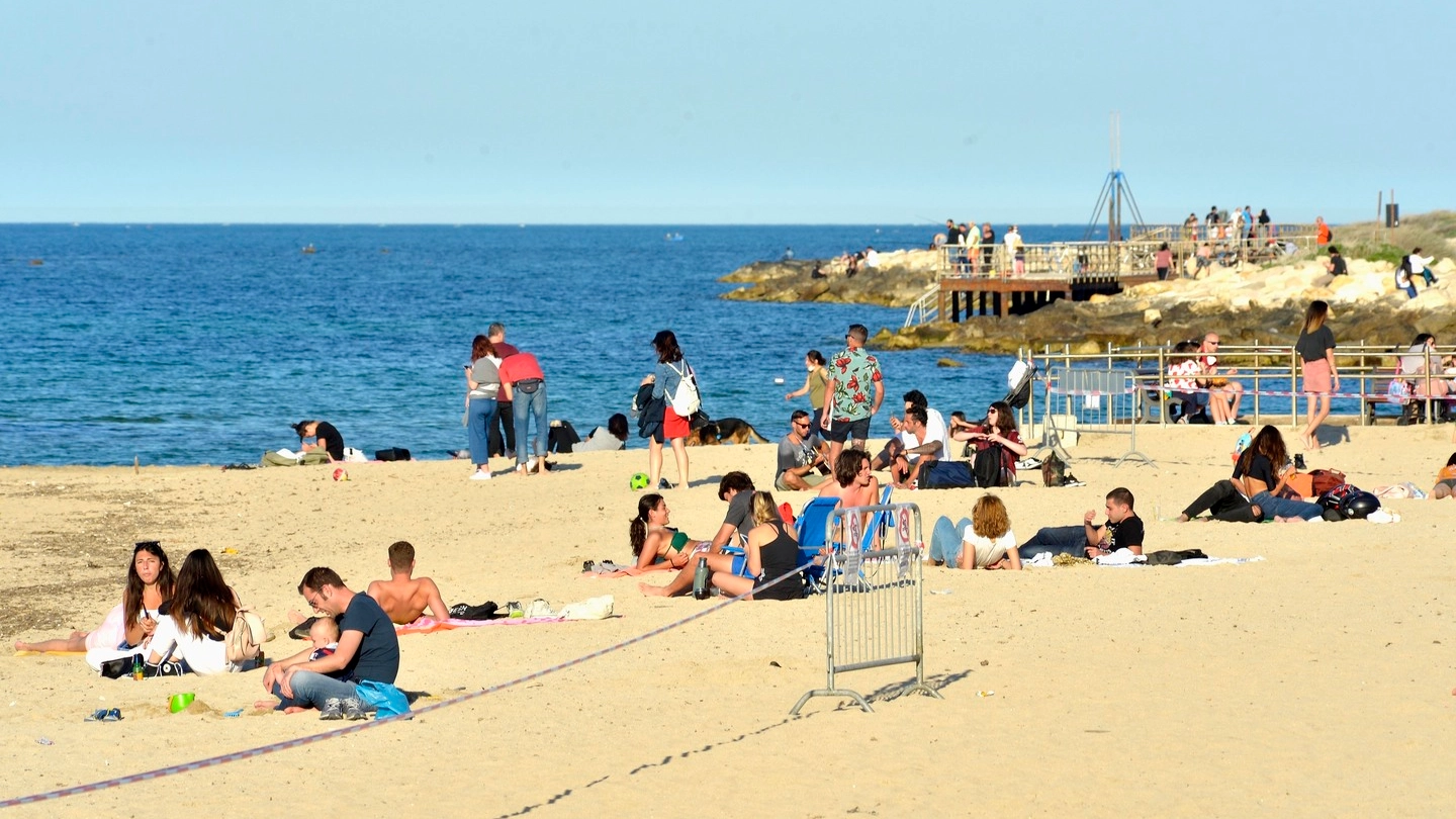 Coronavirus, gente in spiaggia a Bari nella fase 2 (ImagoE)