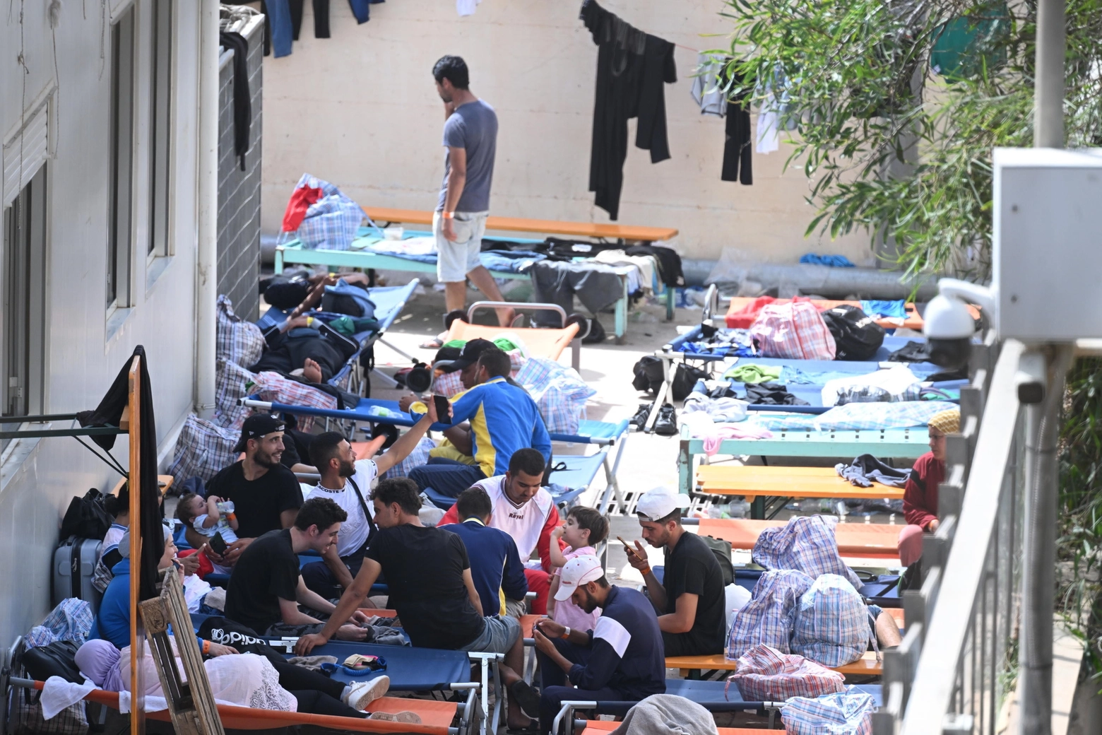 Migranti all'interno dell'hotspot di Lampedusa, foto del 19 settembre (Ansa)