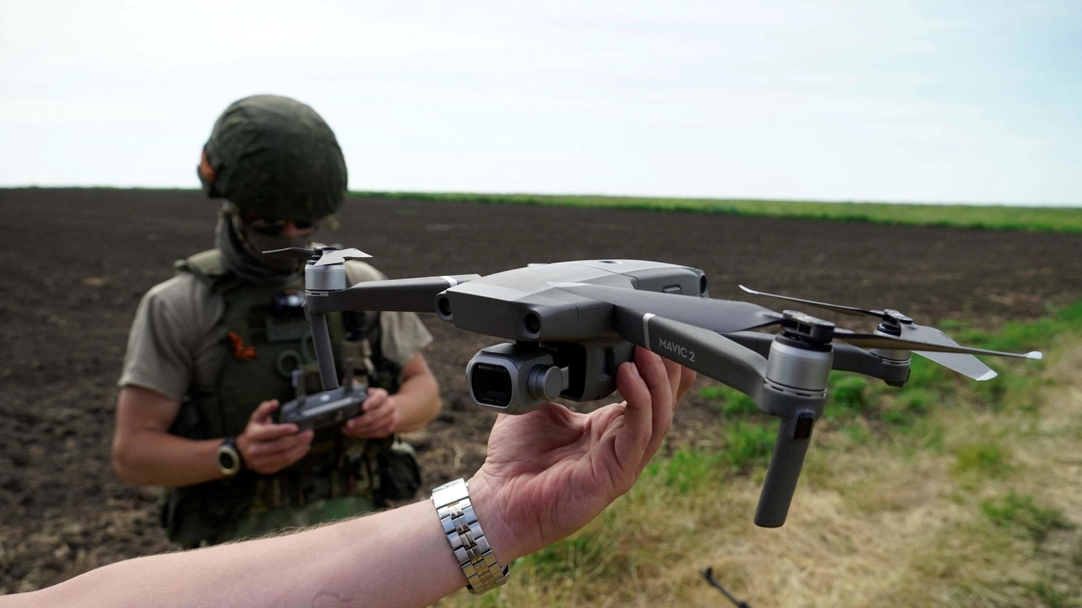 Soldati ucraini lanciano un drone con funzioni di monitoraggio