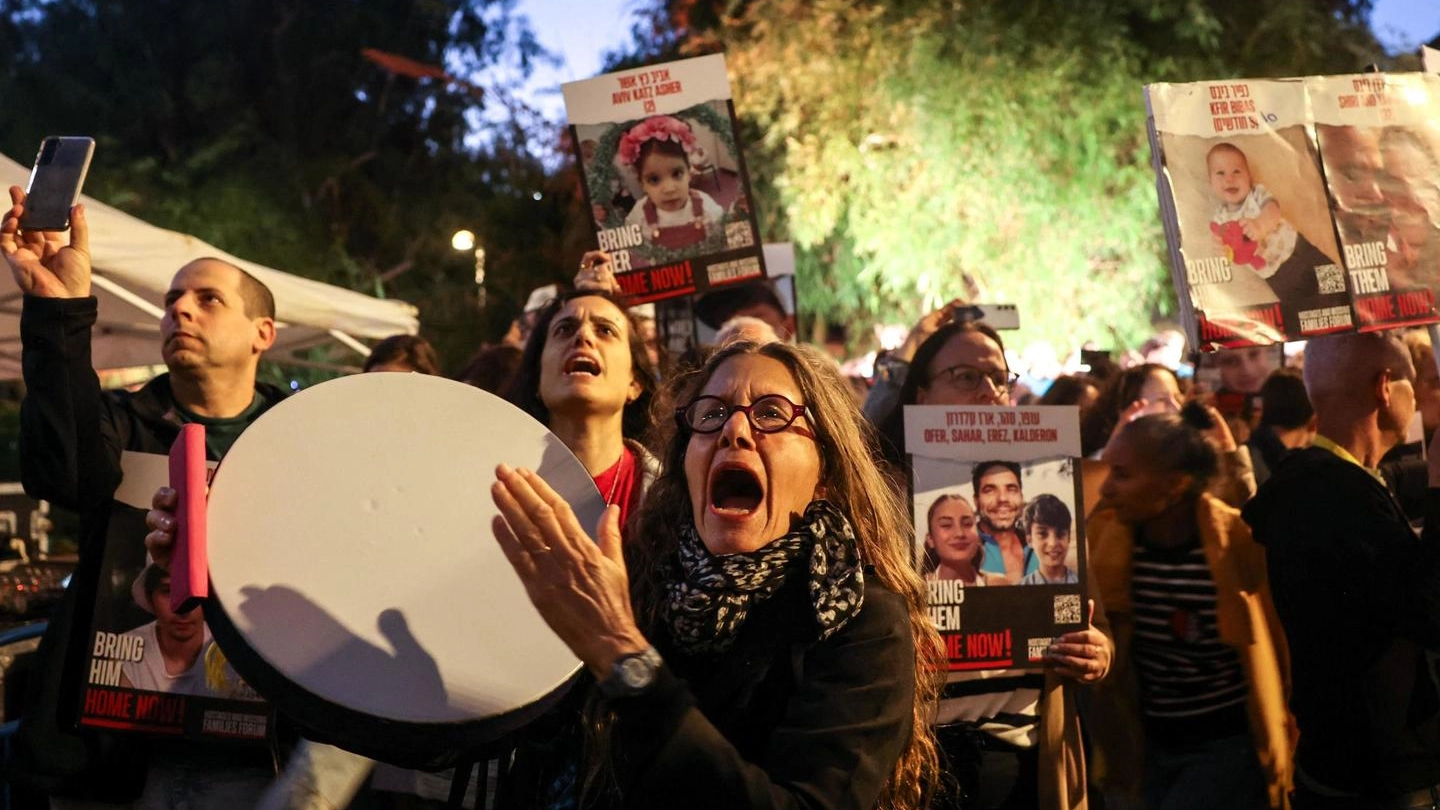 I parenti degli ostaggi israeliani hanno manifestato davanti al palazzo dell’Unicef a Tel Aviv