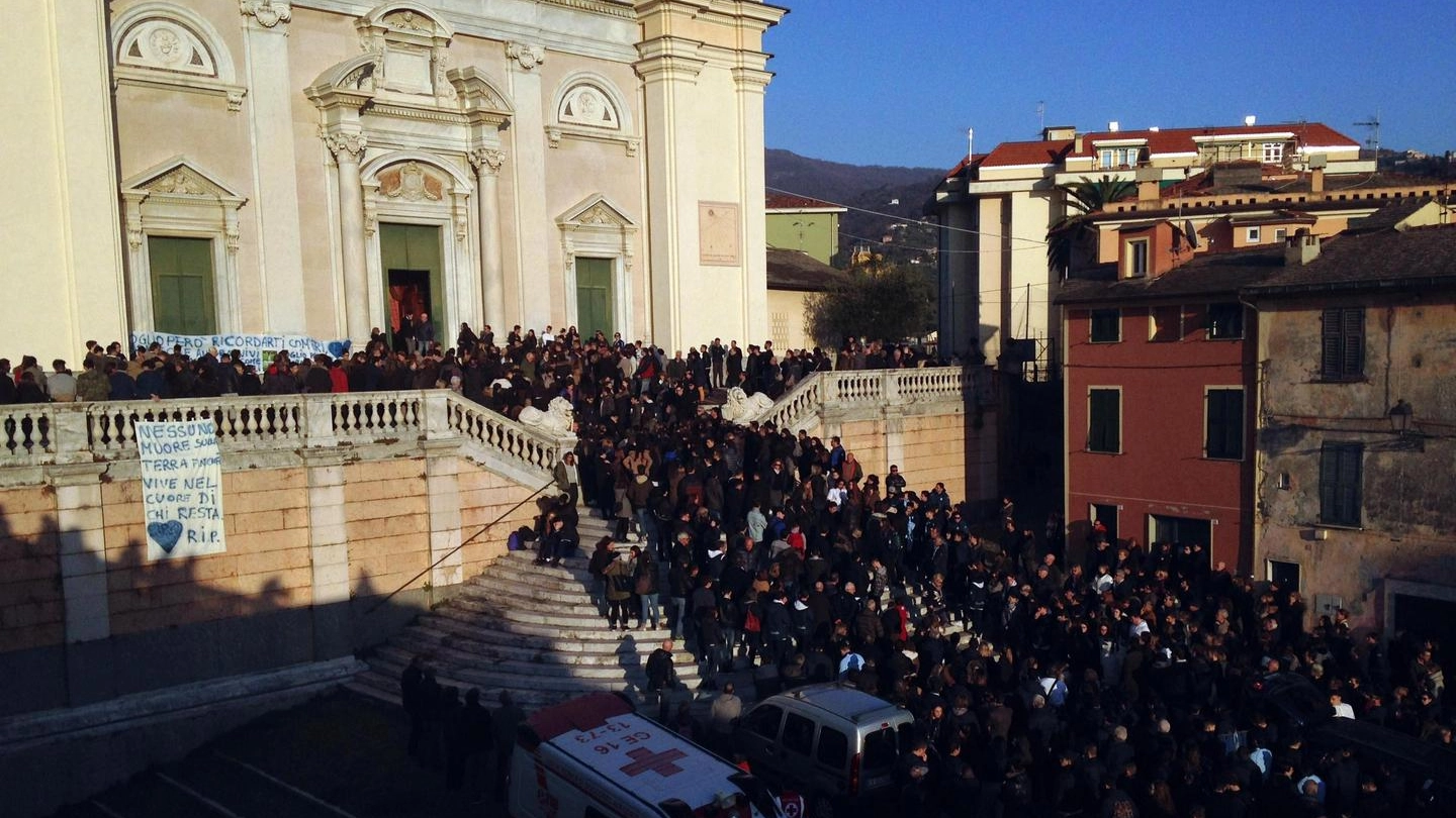 La chiesa di Lavagna stracolma per i funerali del sedicenne suicida (Ansa)