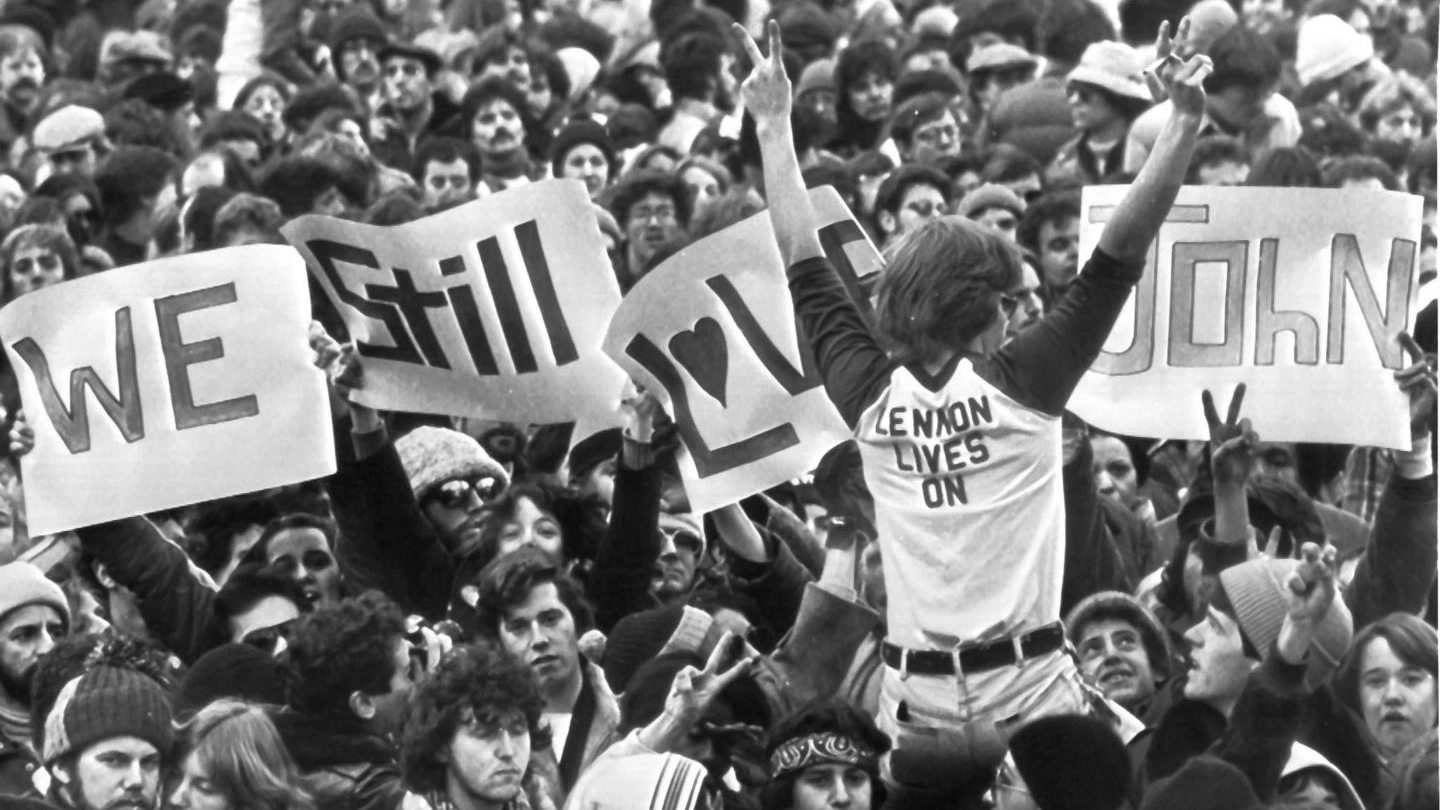 L11 dicembre 1980, manifestazione dei fans dopo l'uccisione di John Lennon (Ansa)