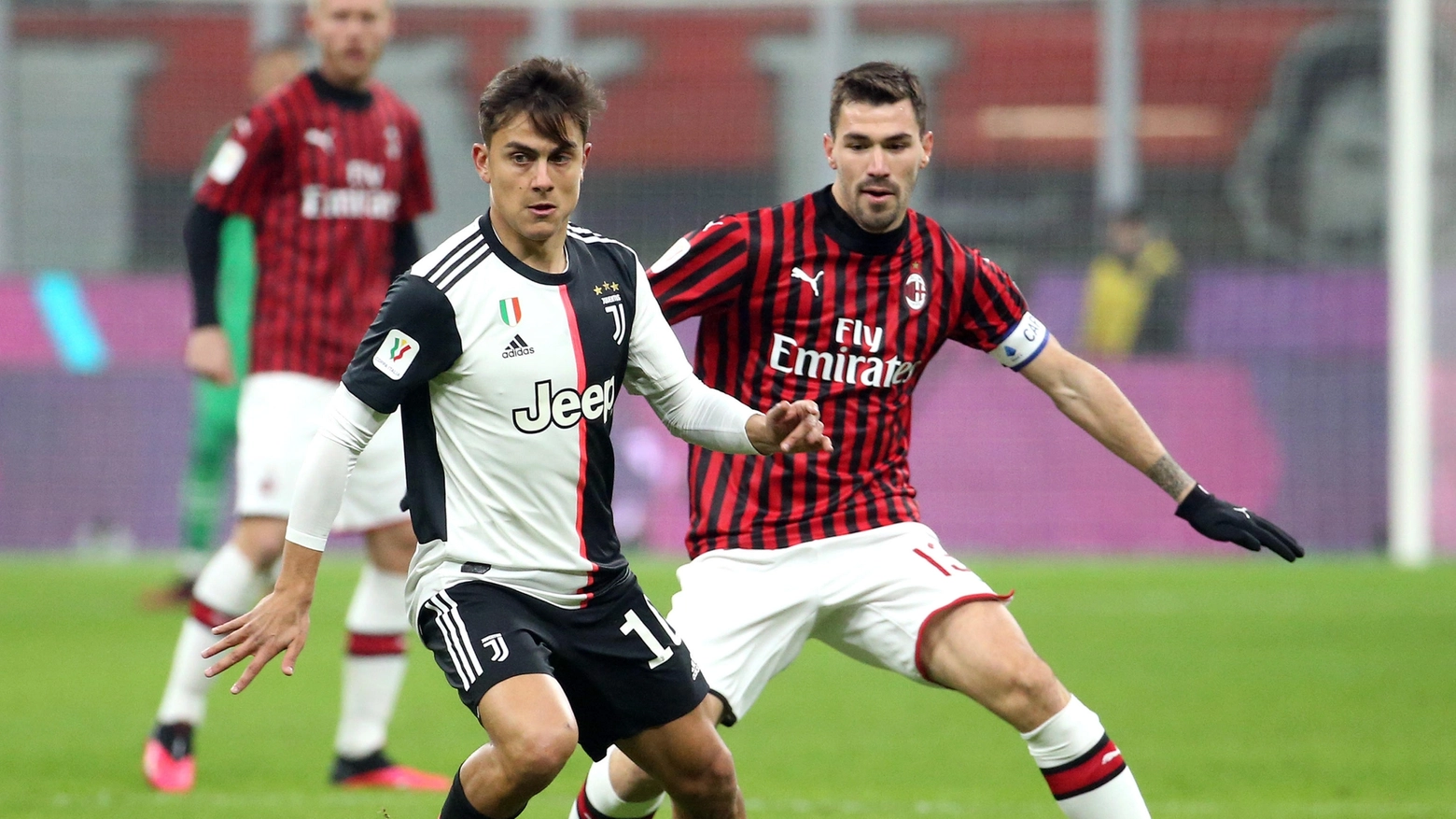 Dybala contro Romagnoli durante Milan-Juventus di Coppa Italia