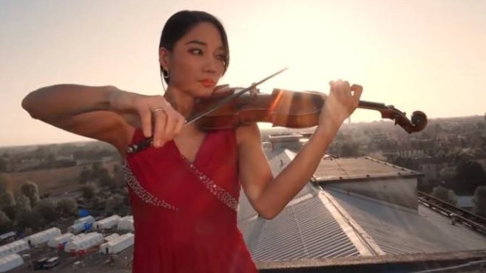 La violinista Lena Yokoyama ha suonato nel lockdown sul tetto dell’ospedale di Cremona