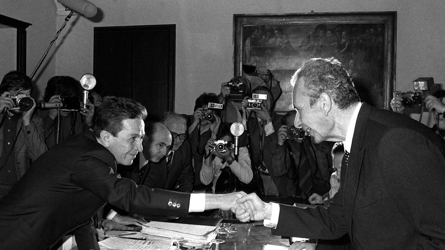Enrico Berlinguer stringe la mano ad Aldo Moro, 1977 (Ansa) 