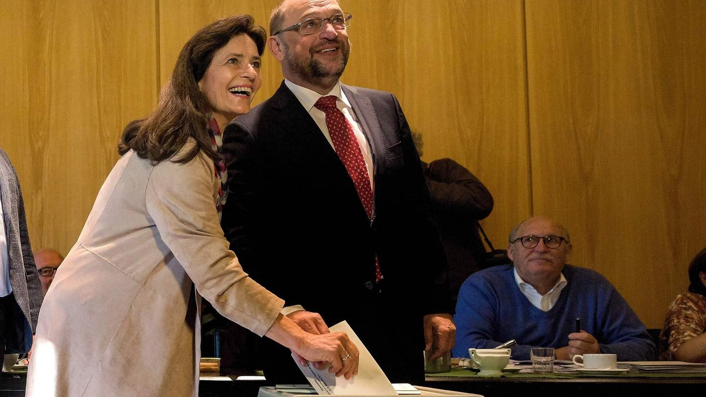 Martin Schulz con la moglie al seggio elettorale (Afp)