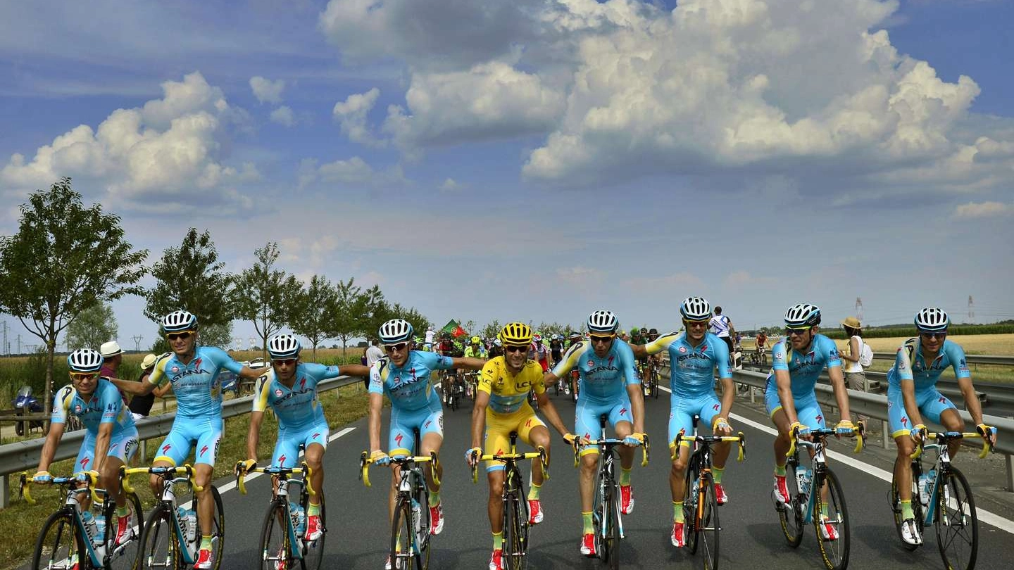 Ciclismo, la squadra dell'Astana durante il Tour de France del 2014 (Afp)