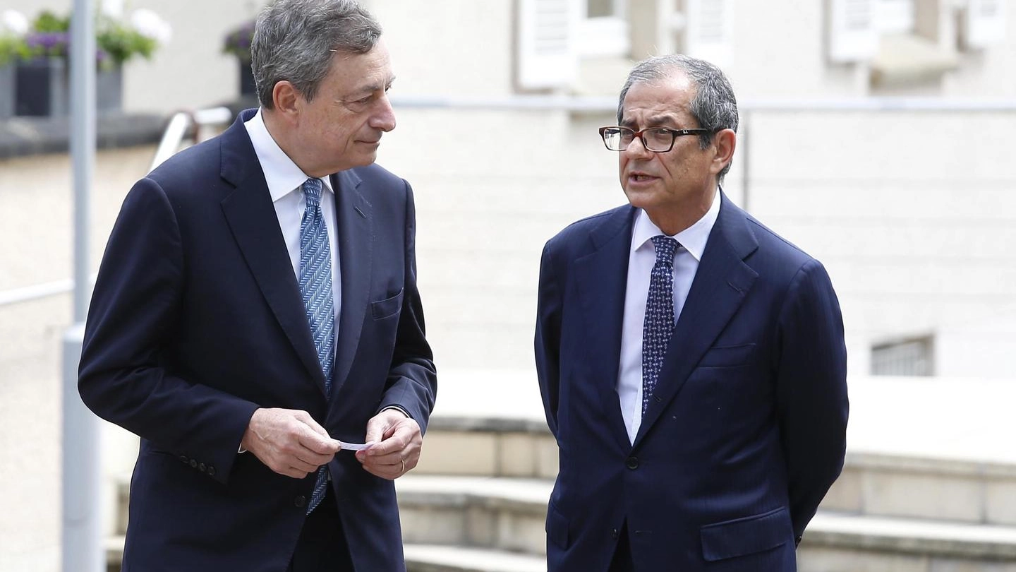Il presidente della Bce Mario Draghi e il ministro dell'Economia Giovanni Tria (Ansa)