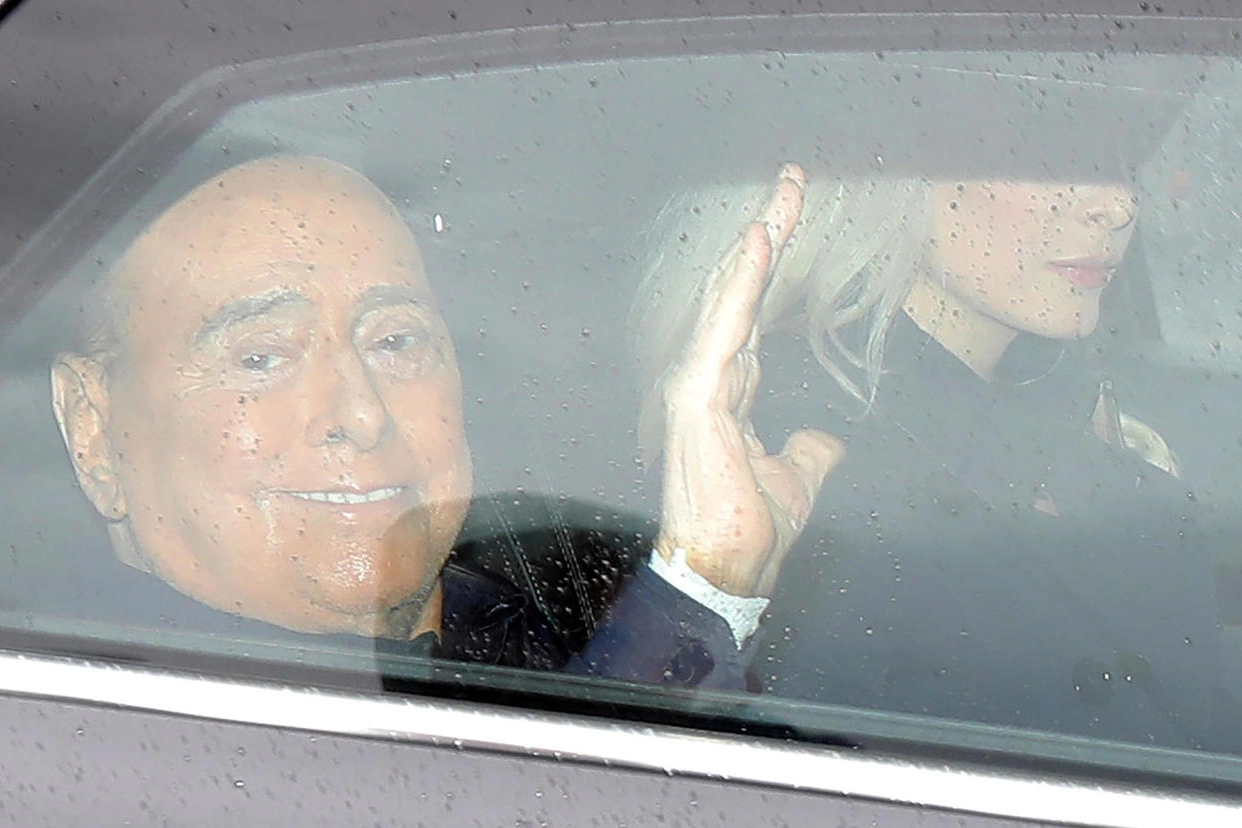 Berlusconi si allontana dal San Raffaele in auto, accanto Marta Fascina (Ansa)