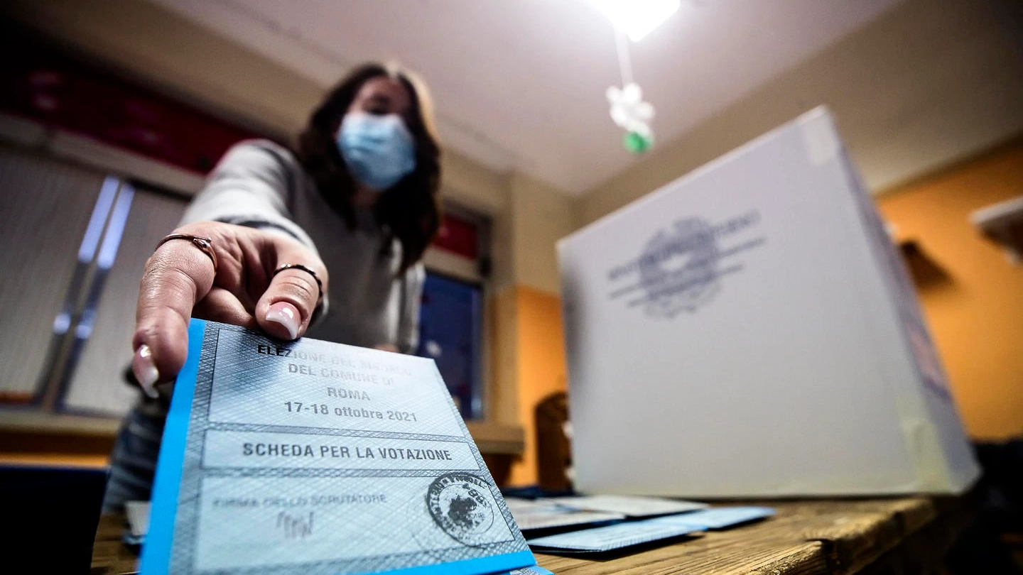Le operazioni di voto per il ballottaggio 2021 alle amministrative per Sindaco di Roma