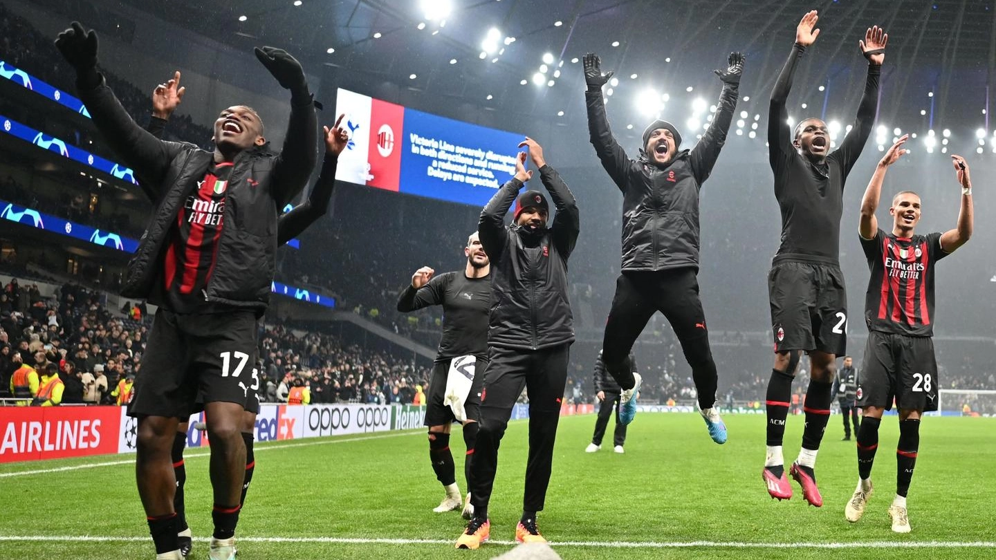 I giocatori del Milan festeggiano il passaggio del turno