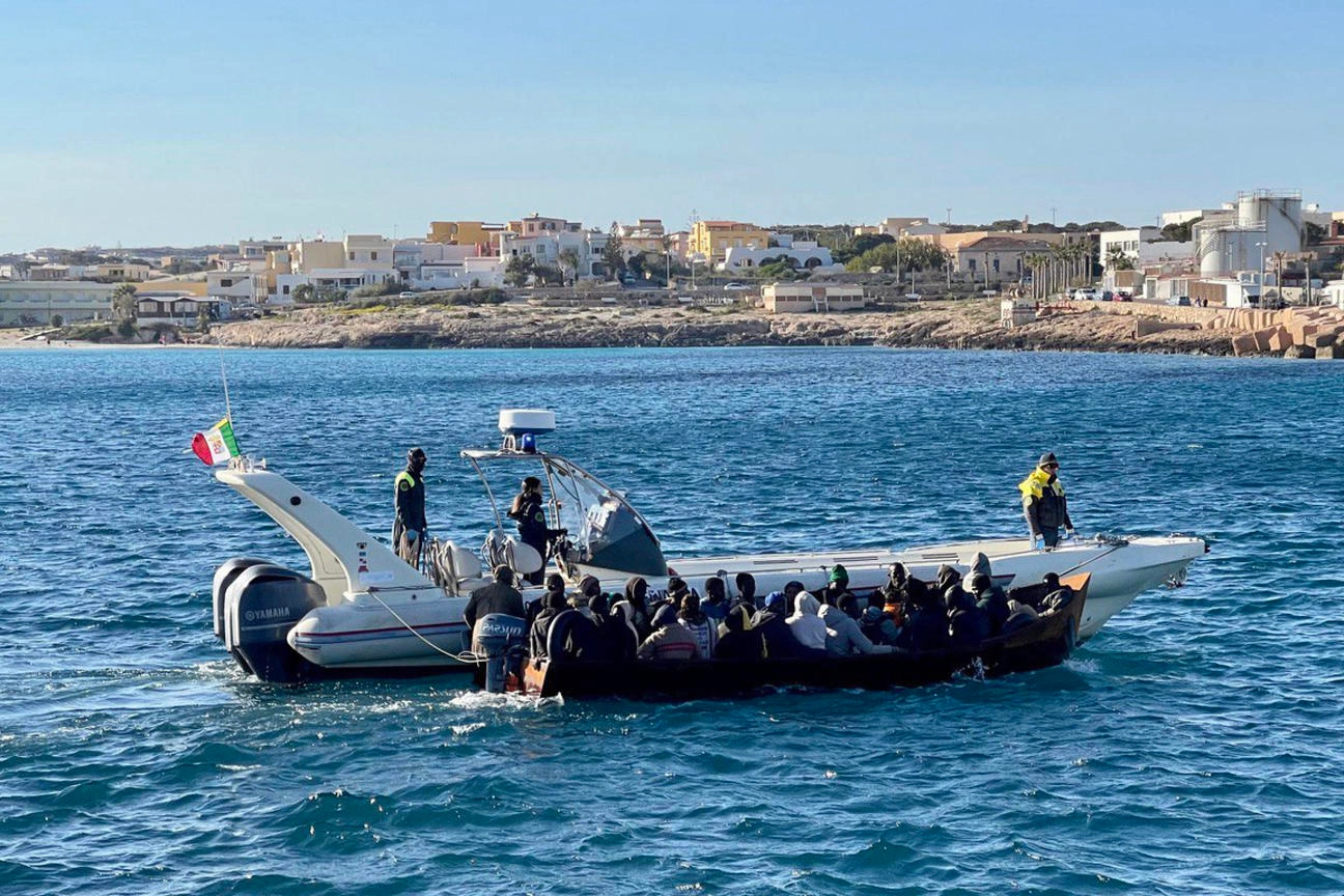 Lampedusa: operazioni di soccorso a un'imbarcazione di migranti (Ansa)