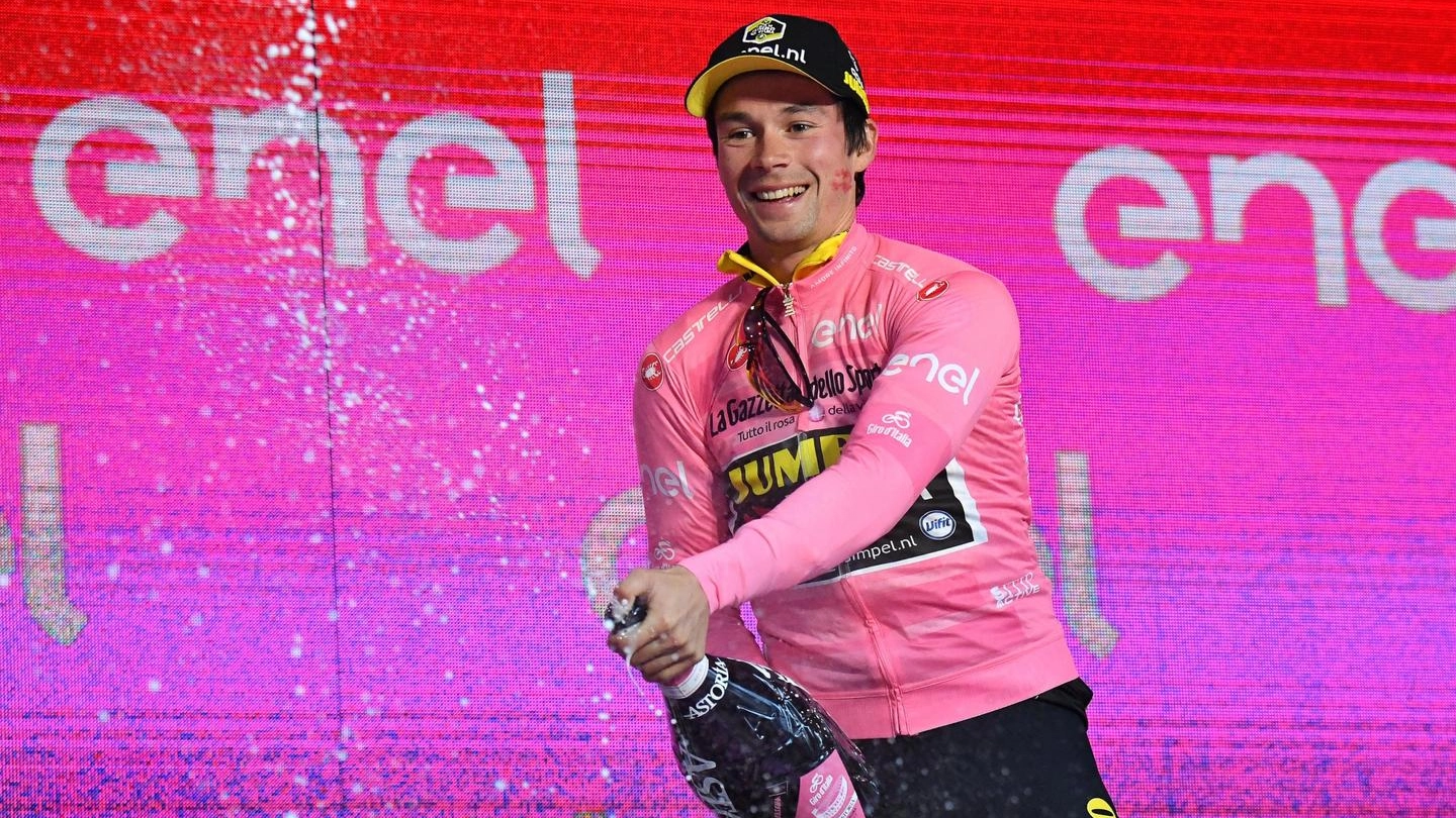 Giro d'Italia, Primoz  Roglic in maglia rosa (Ansa)