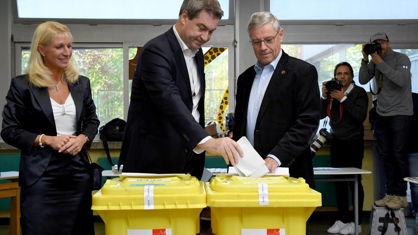 Il primo ministro bavarese Markus Soeder al seggio (foto Ansa)